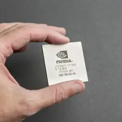 Dłoń trzyma procesor graficzny NVIDIA. Jeśli masz problemy z grafiką, dowiedz się, jak zresetować sterowniki karty graficznej.