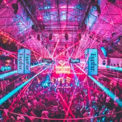Niesamowite ibiza imprezy w klubie z laserami i tłumem bawiącym się w rytm muzyki.