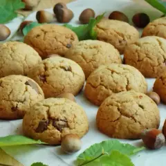 Domowe Reese's z orzechami laskowymi i kawałkami czekolady, pachnące jesienią.