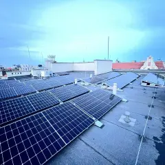Panele fotowoltaiczne na dachu budynku. Zastanawiasz się, czy montaż paneli fotowoltaicznych wymaga zgłoszenia? Sprawdź przepisy!