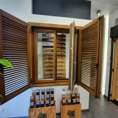 Drewniane okno z żaluzjami i próbkami kolorów.