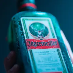 Zimny Jägermeister, alkohol z charakterystycznym jeleniem na etykiecie, gotowy do podania.