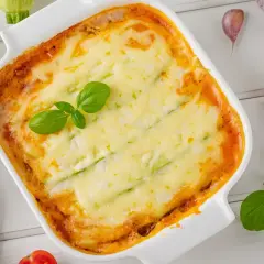 Lasagnes de courgettes sans pâtes, gratinées et dorées, garnies de basilic frais. Un délice léger et savoureux.