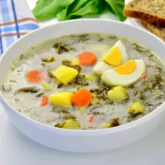 Pyszna zupa szczawiowa z jajkiem i ziemniakami, idealna na wiosenny obiad. Dowiedz się, jak ugotować zupę szczawiową.