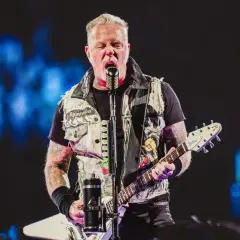 James Hetfield z Metalliki śpiewa i gra na gitarze na koncercie w Chorzowie.