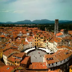 Widok na Piazza dell'Anfiteatro w Lukce. To idealne miejsce, by poczuć atmosferę miasta i zobaczyć, co warto zobaczyć.