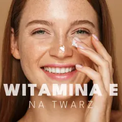 Uśmiechnięta kobieta z piegami aplikuje krem pod oczy. Witamina E na twarz dla promiennej cery.