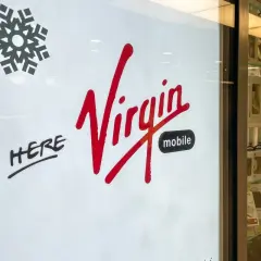 Logo Virgin Mobile, z napisem "HERE". Właściciel sieci Virgin Mobile zaprasza do swojego sklepu.
