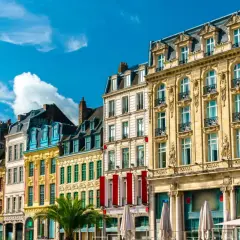 Façades colorées et ornées sous un ciel bleu, parfait pour découvrir que faire à Lille.