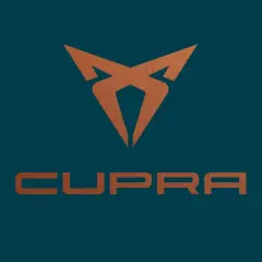 Miedziane logo Cupra na granatowym tle. Symbolizuje moc i dynamikę marki.