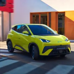Żółty BYD Dolphin Surf sunie ulicą, niczym mewa po niebie.