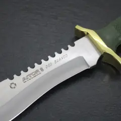 Cuchillo Aitor Oso Blanco con hoja de acero inoxidable y mango verde. Ideal para aventuras.