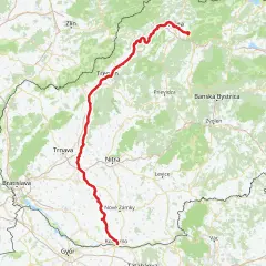 Trasa samochodowa tworząca pętlę wokół Tatr, prowadząca przez Słowację i Węgry, z zaznaczonymi miastami jak Żylina, Trenczyn, Trnawa, Bratysława, Komárno i Győr.