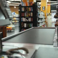 Pusta kasa w sklepie, gdzieś między półkami z książkami a produktami. Dziś zakupy wyniosły 674 kc.