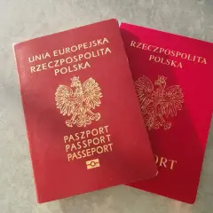 Dwa polskie paszporty, jeden z napisem "Unia Europejska Rzeczpospolita Polska", gotowe do podróży, np. do Bośni i Hercegowiny.
