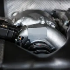 Czysty filtr powietrza to klucz do optymalnego spalania w silniku. Widoczny element turbosprężarki.