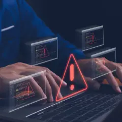 Ostrzeżenie! Widzisz okna z kodem i czerwone trójkąty. Czy to znak, że masz do czynienia ze spyware? Dowiedz się, co to jest i jak się chronić.