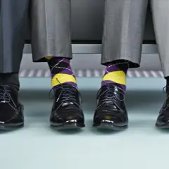 Skarpetki do szarego garnituru: uniknij wpadki, wyglądaj elegancko!