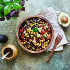 Bunter Salat aus schwarzen Bohnen, Mais, Tomaten und Avocado. Perfekt für schnelles, gesundes essen ohne kochen.