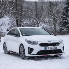 Biała Kia Ceed III GT na śniegu, gotowa na zimowe wyzwania.