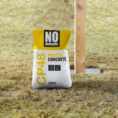 Worek z napisem "NO NONSENSE POSTFIX CONCRETE" to jeden z rodzajów cementu, idealny do szybkiego mocowania słupków.