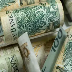 Złożone banknoty 100 zł, gotowe na wniosek o kosiniakowe.