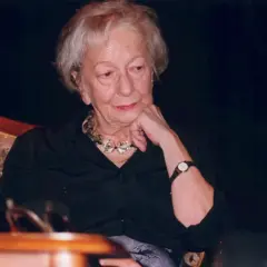 Wzrok poetki, która pisała wiersze o przemijaniu, spoczywa na dłoni.