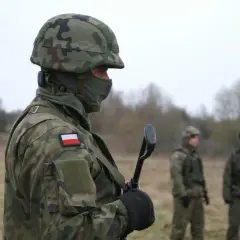 Żołnierz w kamuflażu, z polską flagą na ramieniu, gotowy do służby. Czy to zapowiedź podwyżki w wojsku w 2026 roku?