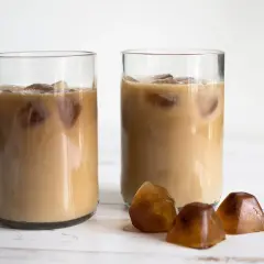Två glas med iskaffe och kaffekuber framför. Perfekt för en varm sommardag.
