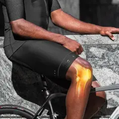 Rowerzysta z podświetlonym stawem kolanowym, pokazującym, jakie mięśnie pracują podczas jazdy na rowerze.