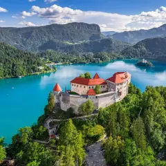 Le château de Bled surplombe un lac turquoise, une vue magnifique pour savoir que faire en Slovénie.