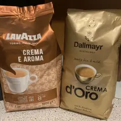 Dwie paczki kawy ziarnistej: Lavazza Crema e Aroma i Dallmayr d'Oro Crema. Idealne dla miłośników najmocniejszej kawy ziarnistej.