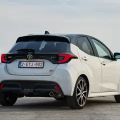 La nuova Toyota Yaris GPL, vista da dietro, con il suo design sportivo e moderno, pronta per un viaggio ecologico.