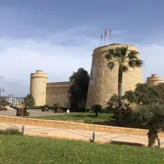 Fortaleza de San Felipe en Félix, Almería, con cañones antiguos y palmeras.