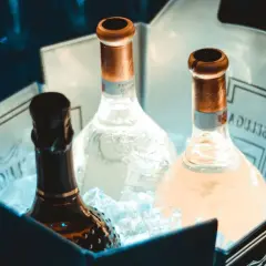 Butelki schłodzone w lodzie. W jakiej temperaturze zamarza alkohol? Zależy od jego stężenia.