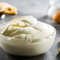Una ciotola di soffice crema mascarpone pastorizzata, pronta per preparare un delizioso tiramisù con savoiardi, uova e caffè.