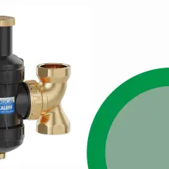 Un pot à boue Caleffi avec raccord en laiton, essentiel pour une installation de chauffage propre.