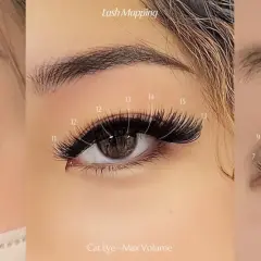 Trzy zbliżenia na oko z doczepianymi rzęsami. Widoczne różne techniki: Wispy Cat Eye, Cat Eye - Max Volume. Rzęsy kocie oko tworzą efektowny wachlarz.