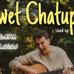 Paweł Chałupka stand up w Włodawie 26.01.2026. Komik z gitarą, wesoło śpiewa i gra.