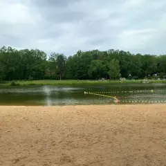 Piękna plaża i jezioro, idealne na letni relaks. To jedne z fajnych miejsc nad wodą łódzkie.