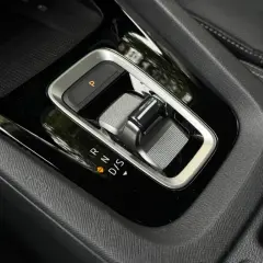 Dźwignia zmiany biegów z funkcją tiptronic w nowoczesnym samochodzie. Widoczne biegi P, R, N, D/S.