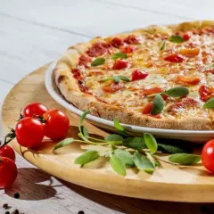 Chrupiąca pizza z mikrofali? Poznaj trik ze szklanką wody!