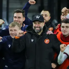 Radość piłkarzy Widzewa Łódź po udanych transferach. Drużyna świętuje sukcesy.
