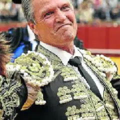 Juan Antonio Ruiz Espartaco, torero con traje de luces, ofrece un ramo de flores al público.