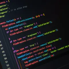 Fragment kodu JavaScript w programie do pisania, obsługujący zdarzenia przeciągania i upuszczania plików.