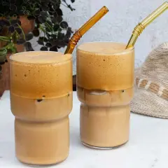 Två glas med iskaffe frappe, perfekt för en varm sommardag.