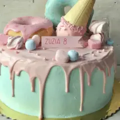 Kolorowy tort ze słodyczami dla dzieci, ozdobiony pączkami, lodami i piankami. Idealny na urodziny Zuzi!
