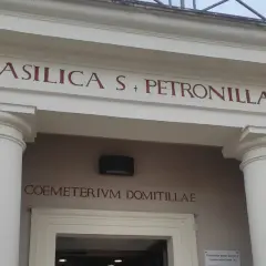 Wejście do Bazyliki św. Petronilli, gdzie znajdują się katakumby rzymskie. Napis "Coemeterivm Domitillae" zapowiada podziemne korytarze.