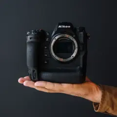 Profesjonalny aparat Nikon Z9 w dłoni, gotowy do testów.