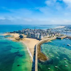 Vue aérienne de Saint-Malo, ville fortifiée sur la côte bretonne. La mer d'un bleu turquoise baigne ce magnifique pays malouin, parsemé de bateaux.